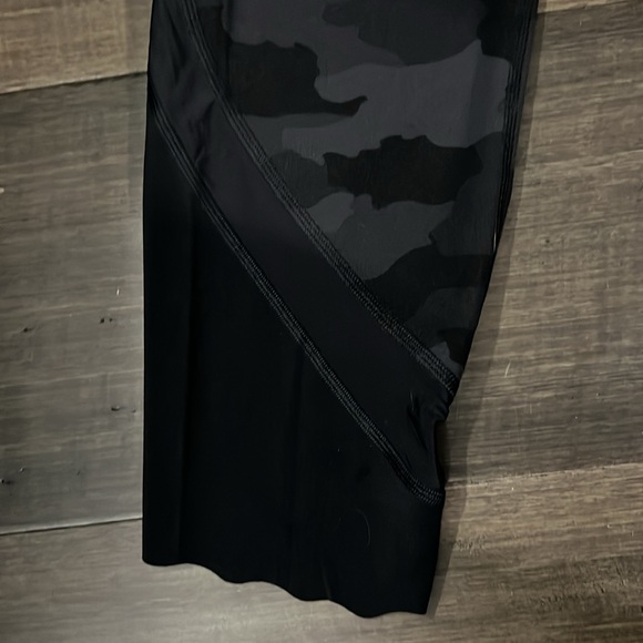 Lululemon Women Wunder Under Crop Black Camo Size 10 - Picture 2 of 9